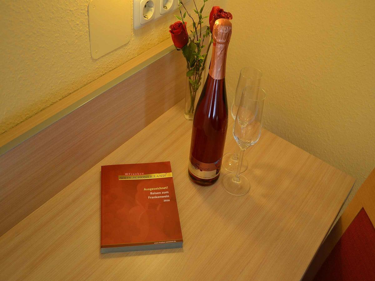 Hotel-Gasthof Rotes Ross Markt Einersheim Exterior photo